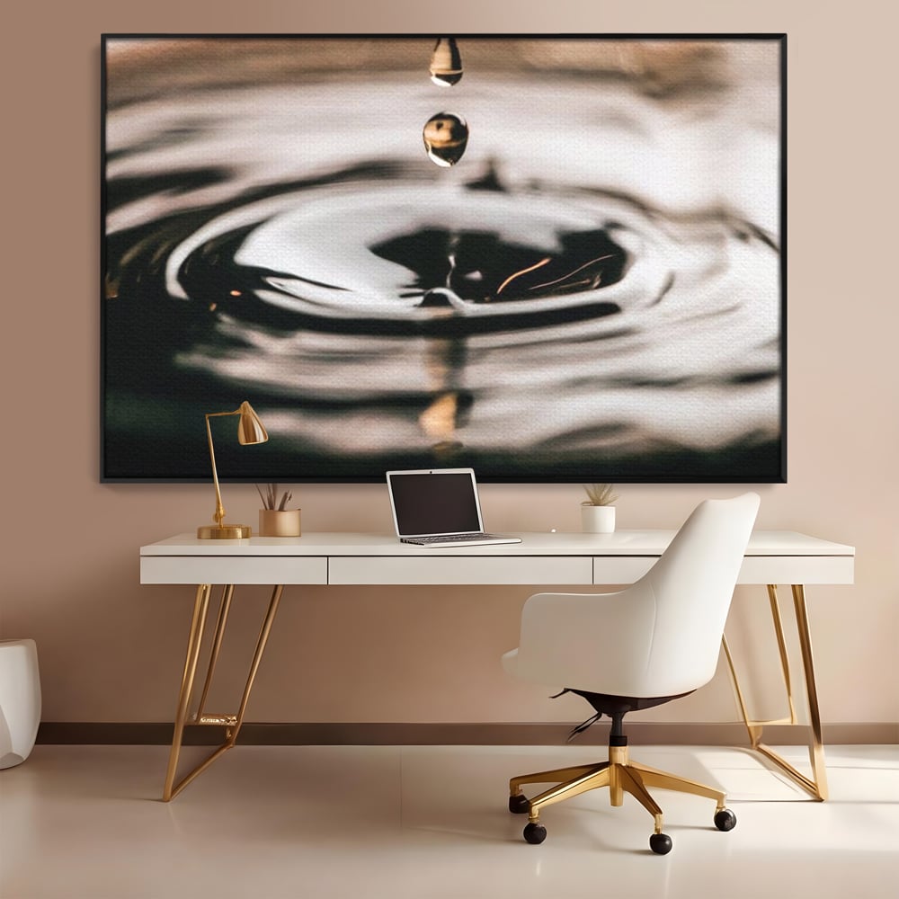 Tablou canvas cu picatura de apa cazand in valuri, in rama de aluminiu negru, pe perete intr-un birou